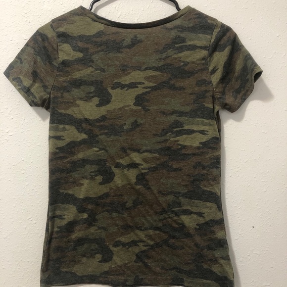A simple Camo V-neck tee - Picture 2 of 3